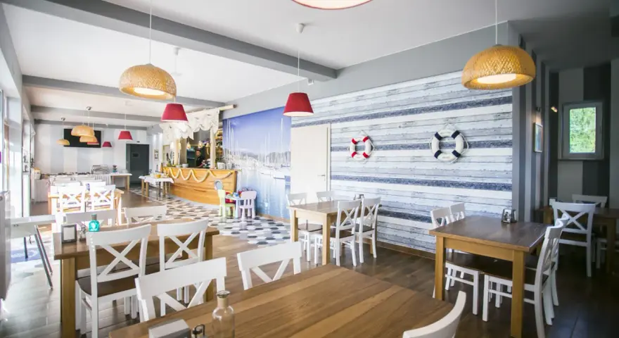 Gdzie dobrze zjeść w Krynicy Morskiej? Najlepsze restauracje na wybrzeżu