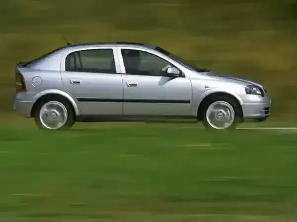 Pojemność baku Opel Astra G: 52L? Sprawdź zasięg i rezerwę!