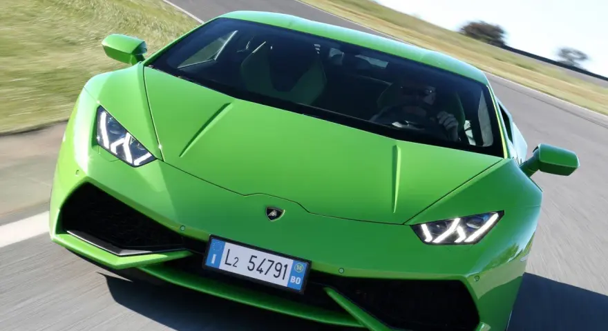 Zielony Lamborghini Huracan na torze wyścigowym. Sprawdź, jaka jest aktualna lamborghini huracan cena i możliwości tego cacka.