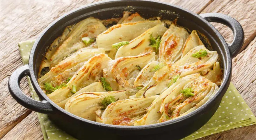 Finocchi in padella, dorati e profumati, pronti per essere gustati.