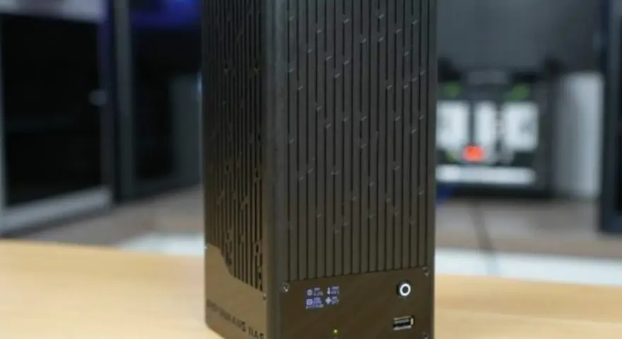 Svart, vertikalt fläktat chassi för en Raspberry Pi NAS med en liten display och USB-portar på framsidan.