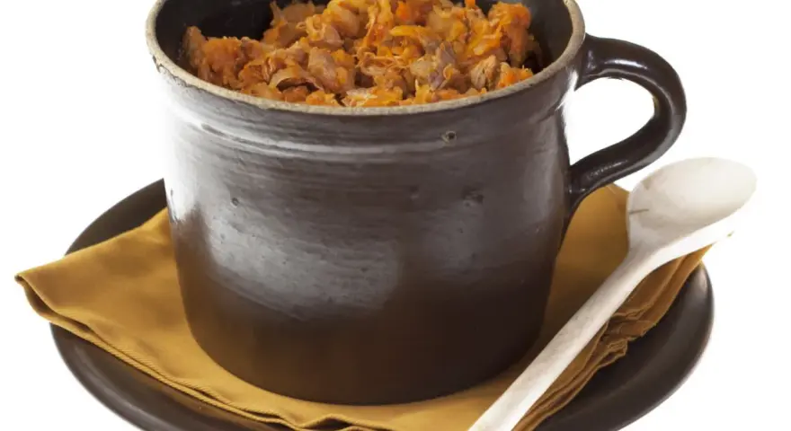 Tradycyjny bigos w glinianym naczyniu, gotowy do spożycia. Zastanawiasz się nad bigos kcal?