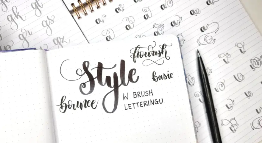 Ładne pismo alfabetu w zeszycie: "Style bounce", "flourish basic", "w brush letteringu". Ćwiczenia liter.