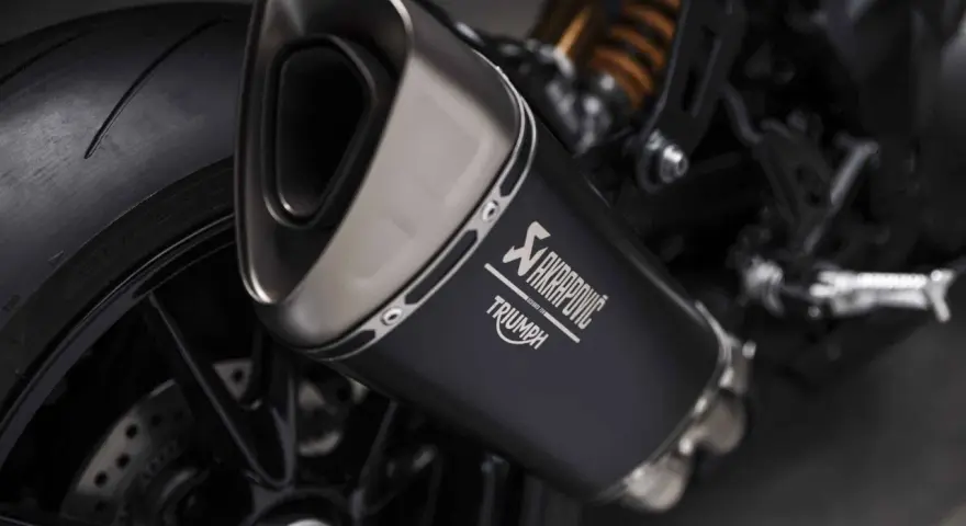 Wydech Akrapovič z logo Triumph. Zastanawiasz się, ile decybeli może mieć auto? Ten motocykl z pewnością doda mocy wrażeniom.