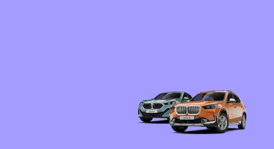 Zwei BMW X1, einer in Orange, einer in Blaugrün, stehen nebeneinander. Welcher Motor ist der beste für den BMW X1?