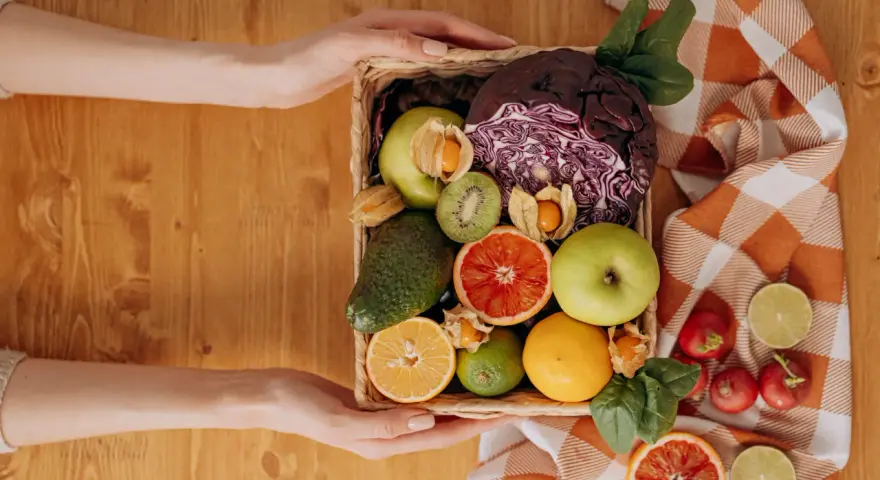 Kosz owoców i warzyw: czerwona kapusta, awokado, kiwi, jabłka, cytrusy, szpinak. Zdrowa dieta pomoże Ci jak obniżyć ciśnienie.
