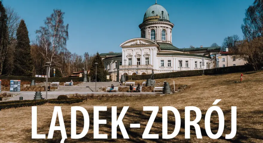 Piękny budynek uzdrowiskowy w Lądku-Zdroju. Warto zobaczyć lądek-zdrój atrakcje po czeskiej stronie, choć to zdjęcie pokazuje polską stronę.