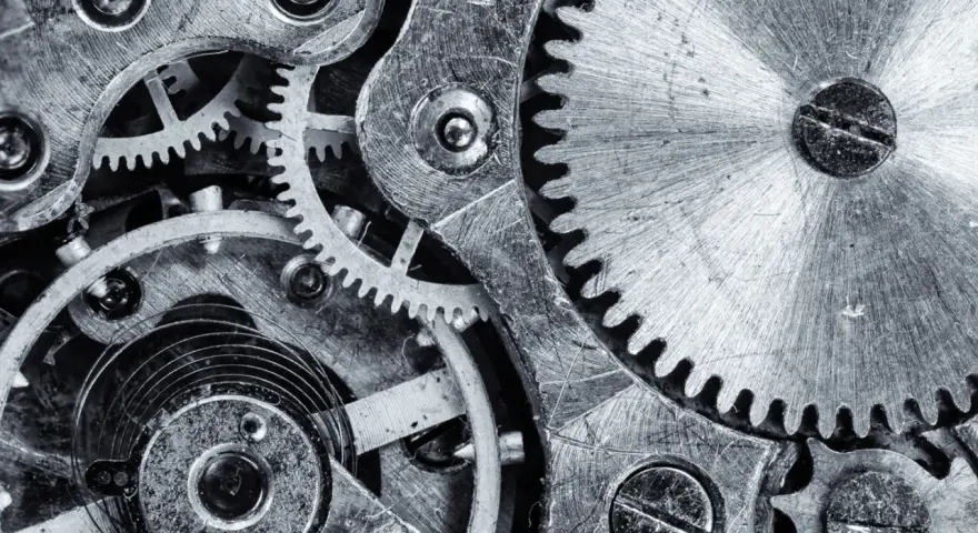 Złożony mechanizm zegarka, zębatki i sprężyny tworzą skomplikowany mechanizm rozproszonego ja, gdzie każdy element ma swoje miejsce.