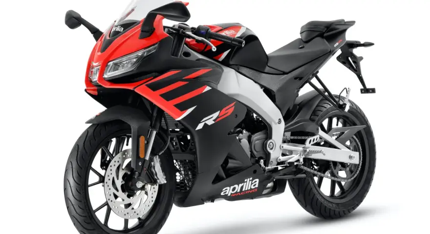 Sportowy motocykl Aprilia RS 125 w kolorze czarno-czerwonym, gotowy do jazdy.