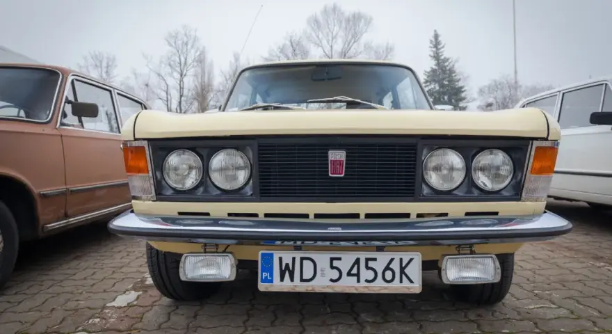 Kremowy Fiat 125p z polską tablicą rejestracyjną WD 5456K.