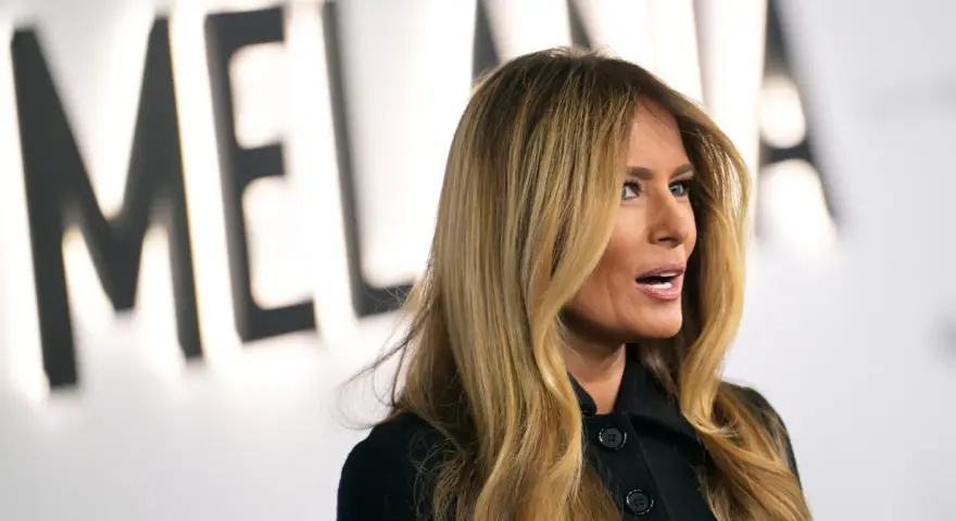 Melania Trump na tle napisu "MELANIA".