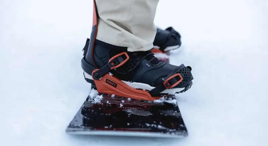 Snowboarder gotowy do jazdy. Sprawdźcie snowboarding terminarz i wyniki, by kibicować najlepszym!