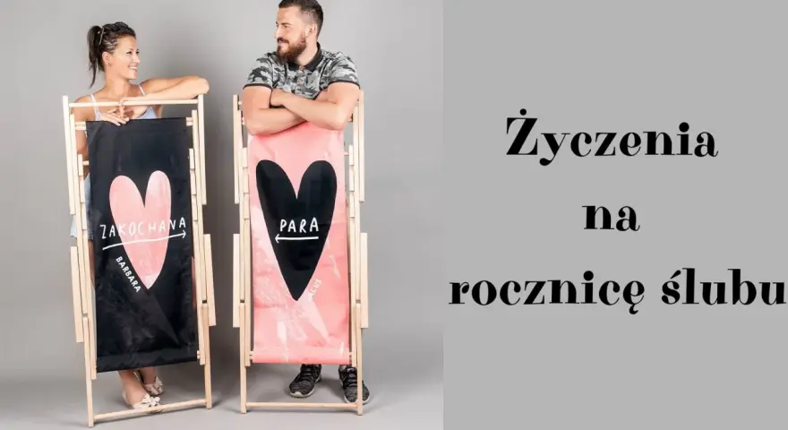 Para zakochanych przy leżakach z sercami. Idealne śmieszne życzenia na rocznicę ślubu dla Barbary i Jacusa.