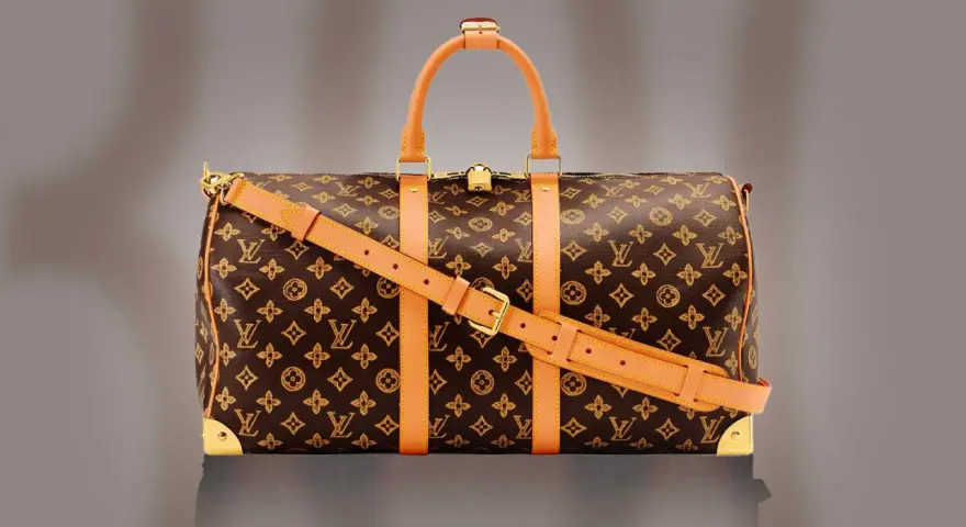 Borsa da viaggio Louis Vuitton con monogramma marrone e dettagli in pelle naturale, un classico che evoca il **louis vuitton origine**.
