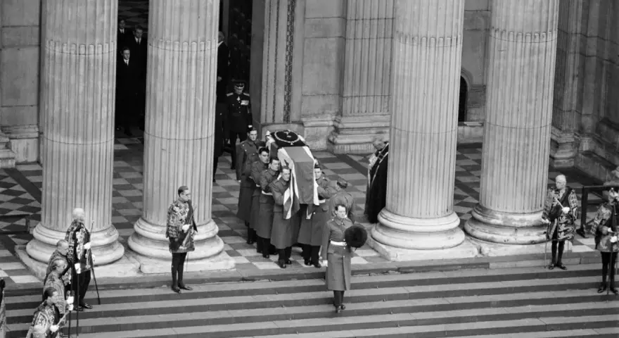 Porteurs militaires transportent le cercueil de Winston Churchill, un événement marquant la fin de sa vie, de quoi est mort Winston Churchill ? La question reste.