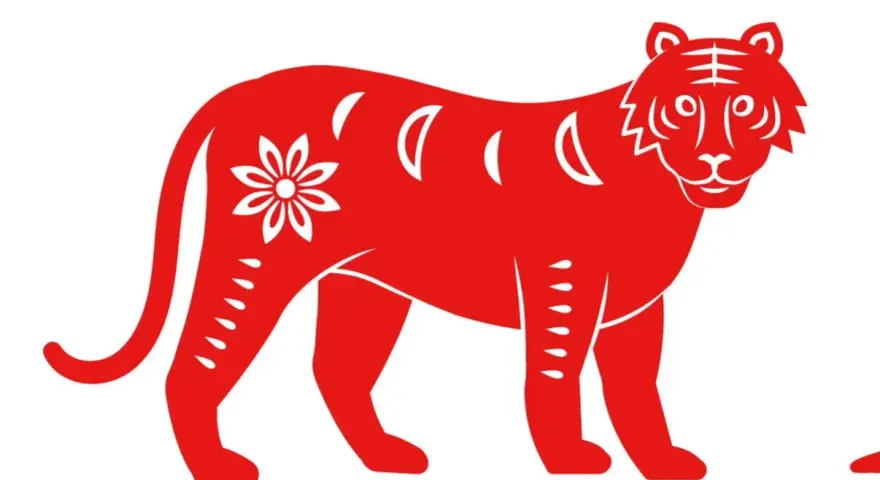Czerwony tygrys znak zodiaku, wycięty z papieru, z motywem kwiatowym na boku i księżycami.