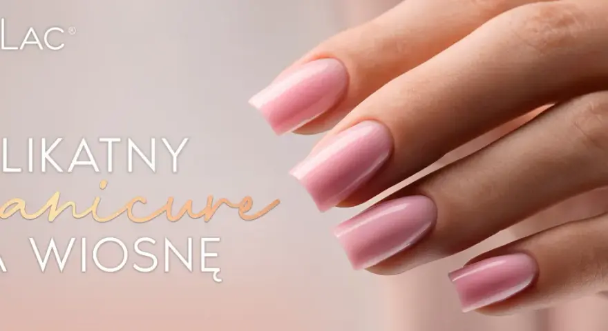 Delikatny manicure na wiosnę w pastelowych, naturalnych kolorach. Dłonie zdobi złoty pierścionek.