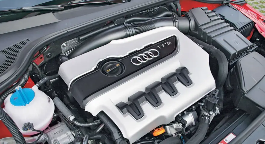 Silnik TFSI Audi z widocznym logo i napisem.
