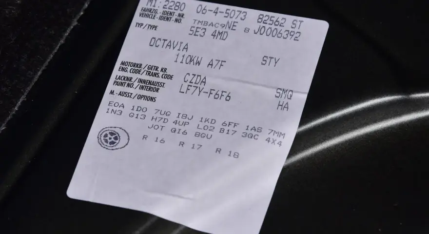 Naklejka z danymi pojazdu, w tym kod silnika po VIN: Octavia, 110kW A7F, CZDA.