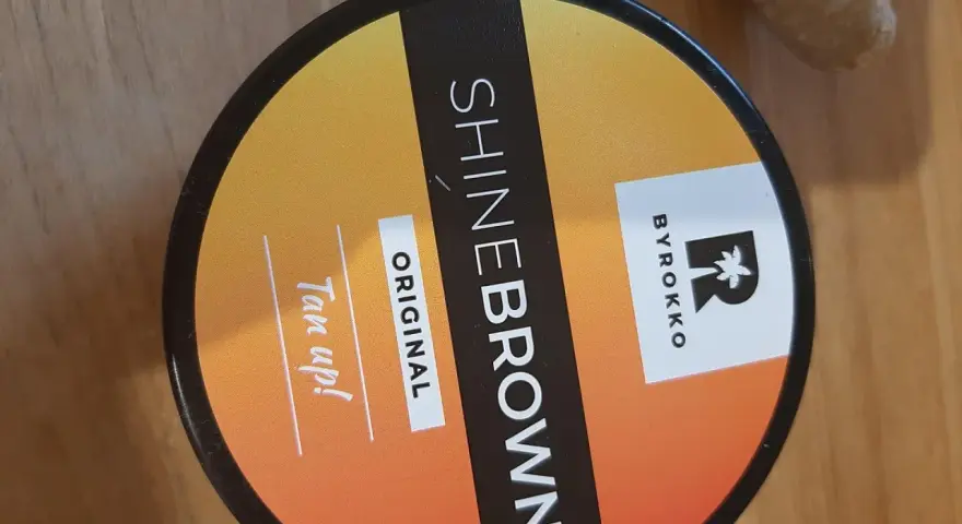 Puszka z produktem BYROKKO Shine Brown Original. "Tan up!" - zachęta do opalania.