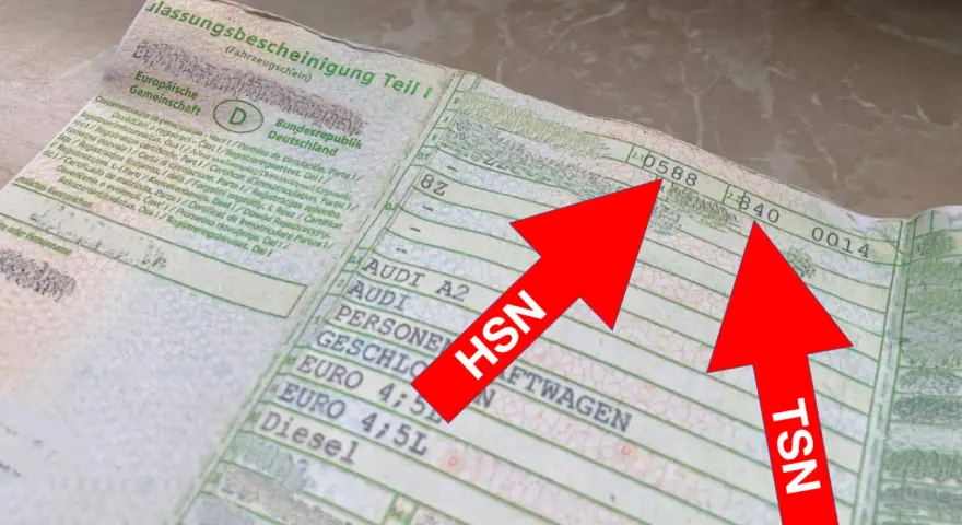 Fahrzeugschein mit HSN und TSN, um das Auto zu identifizieren.
