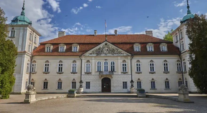 Pałac w Nieborowie, z jego barokową architekturą i zielonymi kopułami, kryje wiele ciekawostek.