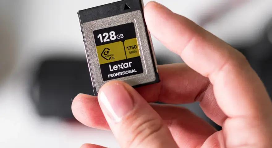 Dłoń trzyma kartę pamięci Lexar 128GB CFexpress B. To nie jest karta pamięci U3 czy U1, lecz profesjonalny nośnik danych.