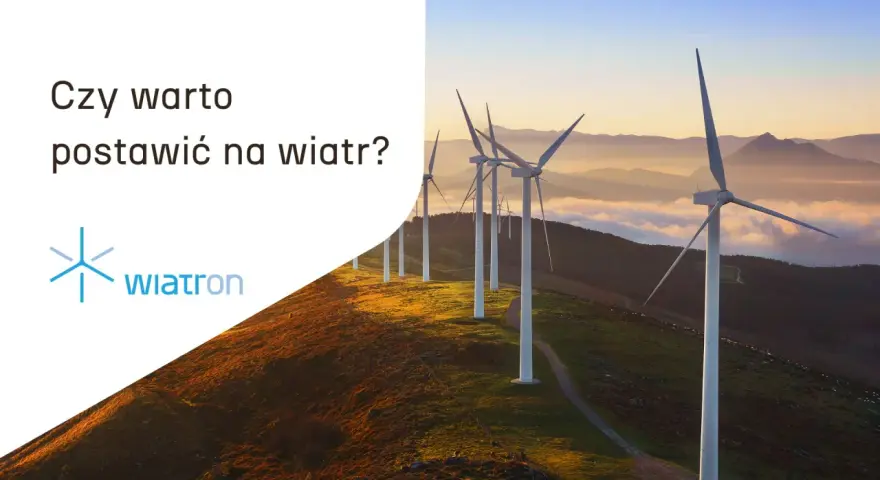 Rząd białych wiatraków turbinowych na wzgórzu o zachodzie słońca. Czy warto postawić na wiatr?