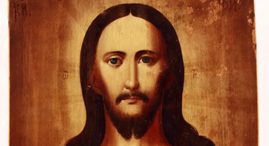 Ikone des Sohnes Gottes mit ernstem Blick und langen Haaren.