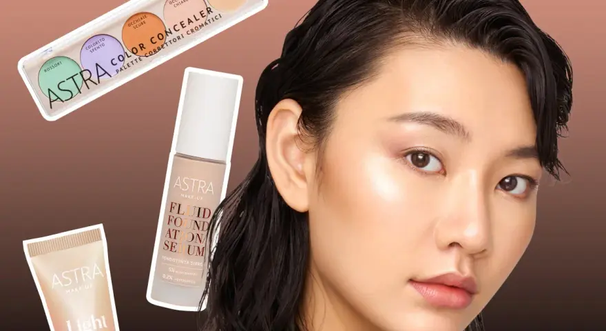 Une femme au teint lumineux, prête pour le maquillage, avec une palette de correcteurs, un fond de teint sérum et un highlighter Astra.