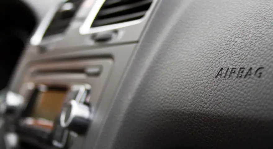 Armaturenbrett mit Lüftungsschlitzen und dem Schriftzug AIRBAG. Hier sieht man, wie man den beifahrer airbag ausschalten kann.
