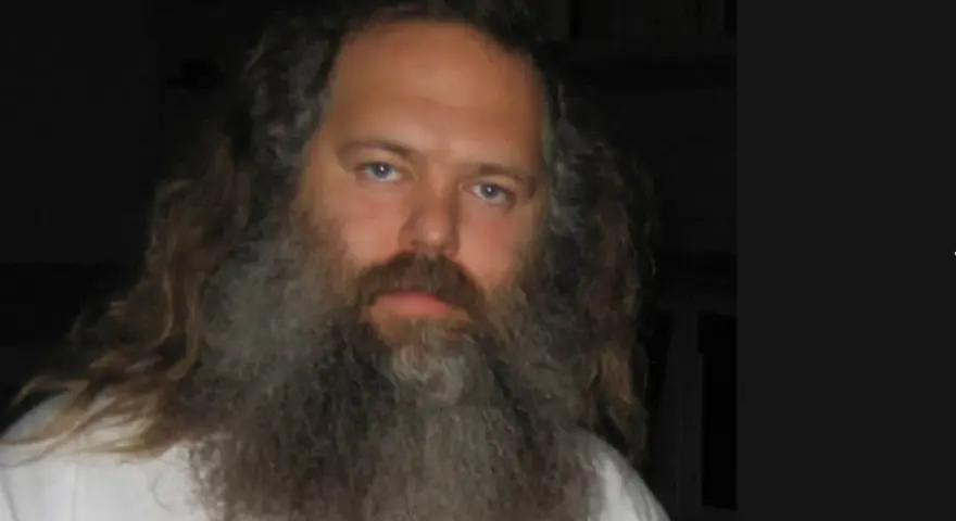 Porträt von Rick Rubin mit langem Haar und Bart, ein ikonischer Musikproduzent.