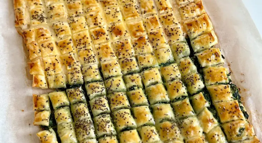 Stuzzichini sfiziosi con pasta sfoglia veloce, ripieni di spinaci e cosparsi di semi di chia. Perfetti per un aperitivo o una merenda golosa.