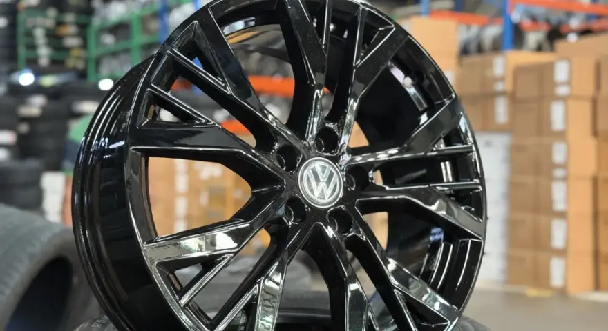 Cerchi Santiago 19 neri lucidi con logo VW, pronti per dare un nuovo look alla tua auto.