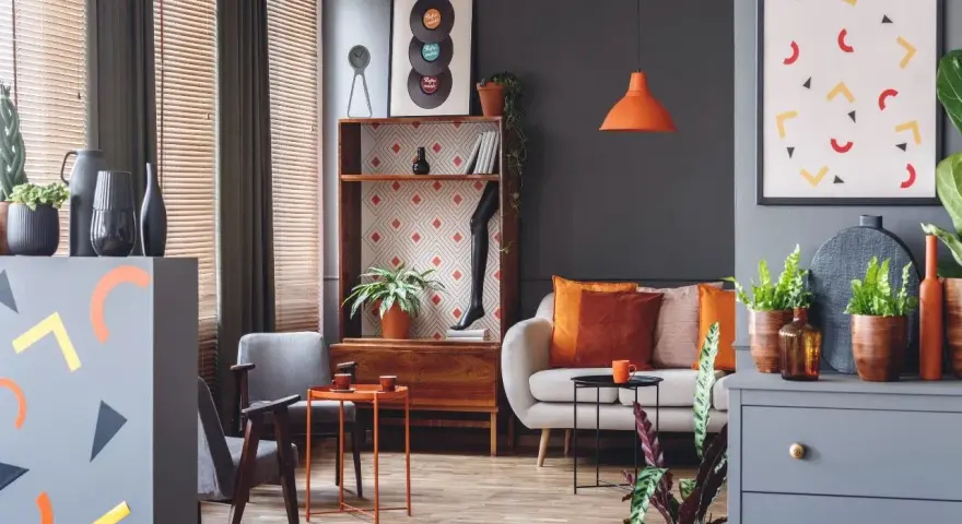 Nowoczesny salon z kanapą, fotelami i dekoracjami w kolorze morelowym.