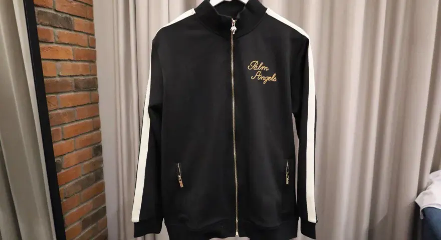 Czarna bluza Palm Angels z białymi lampasami i złotym haftem. Idealna na co dzień.
