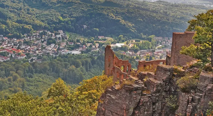 Ruiny zamku górują nad miasteczkiem w Baden-Baden, Niemcy. Wspaniały widok na zielone wzgórza i zabudowania.