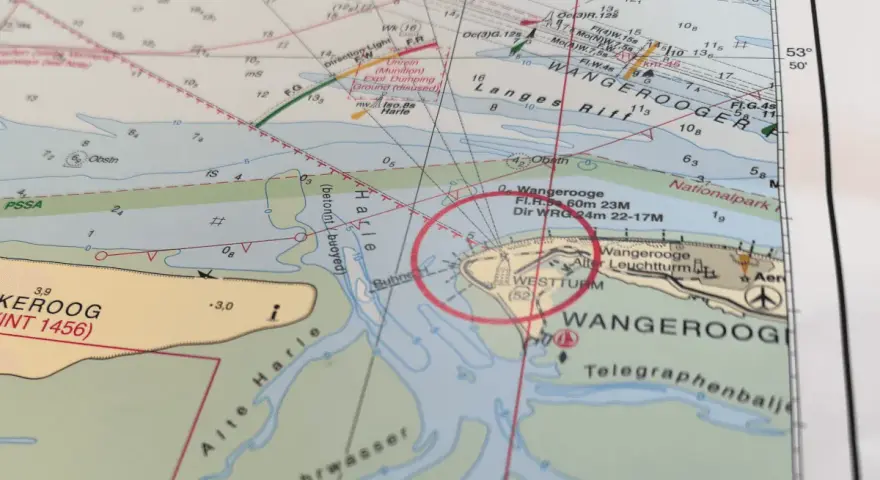 Seekarten-Details zeigen Wangerooge mit Leuchtturm und Schiffshorn-Signalen.