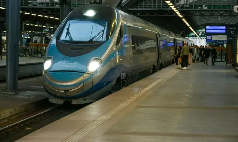 Jak dojechać do Krynicy Morskiej pociągiem - sprawdź alternatywy transportu