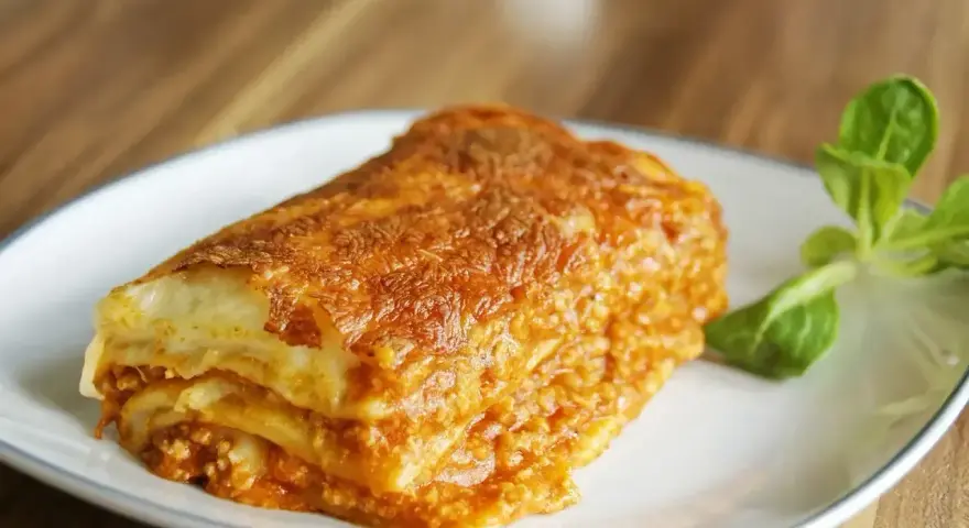 Pyszna, złocista lasagne na talerzu. Idealna na obiad, gdy masz ochotę na coś sycącego. Ten przepis na lasagne na pewno Ci się spodoba!