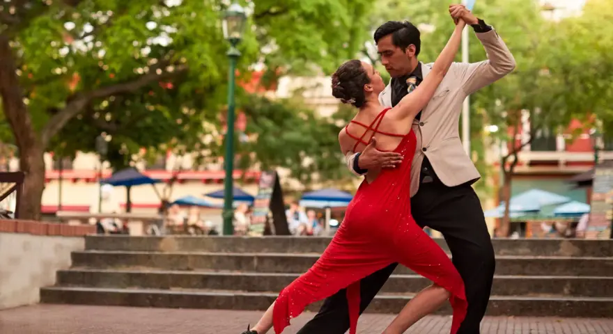Para, tańczący tango, w czerwonej sukni i jasnej marynarce, to prawdziwy tango test wiedzy.