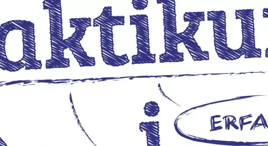 Das Wort "Praktikum" in blauer, gekritzelter Schrift. Darunter ein Kreis mit dem Wort "Erfahrung". Ideal für ein Praktikum nach der Schule.