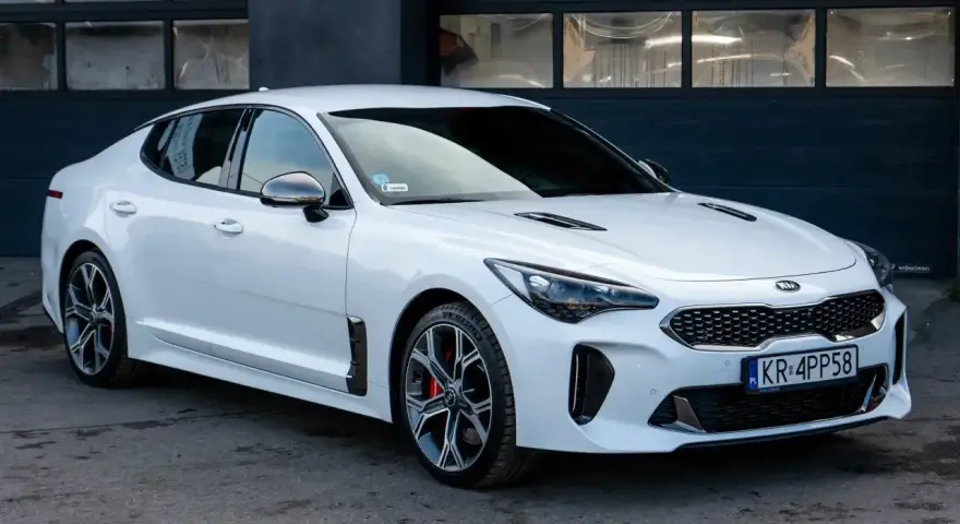Biała Kia Stinger 3.3 prezentuje się dynamicznie. Zastanawiasz się nad jej spalaniem?