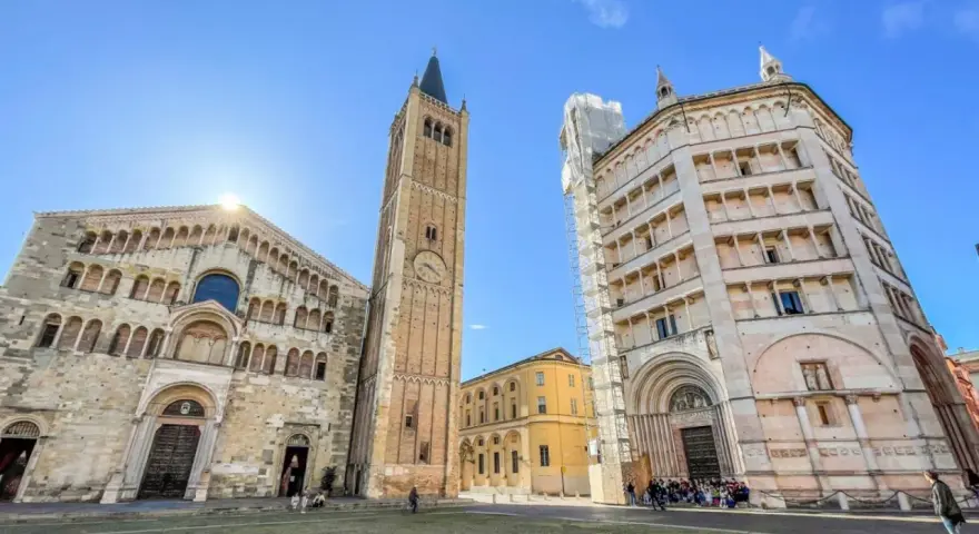 Piazza del Duomo a Parma, con il Battistero, il Duomo e il Campanile. Un luogo perfetto per visitare Parma e ammirare l'architettura romanica.