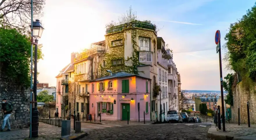 Charmante Gasse in Montmartre, Paris. Ein rosa Restaurant mit grünen Fensterläden. Tolle Paris Tipps für deinen nächsten Besuch!