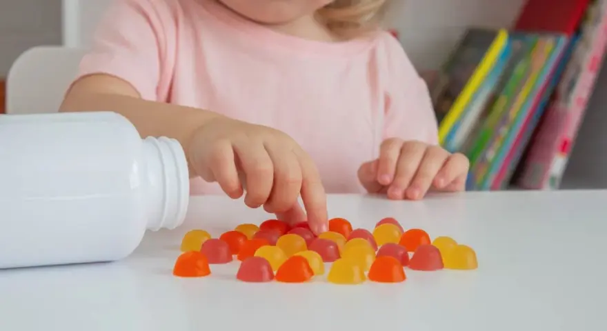 Dziecko wybiera żelki, które mogą być podawane jako żelazo noworodkowi.