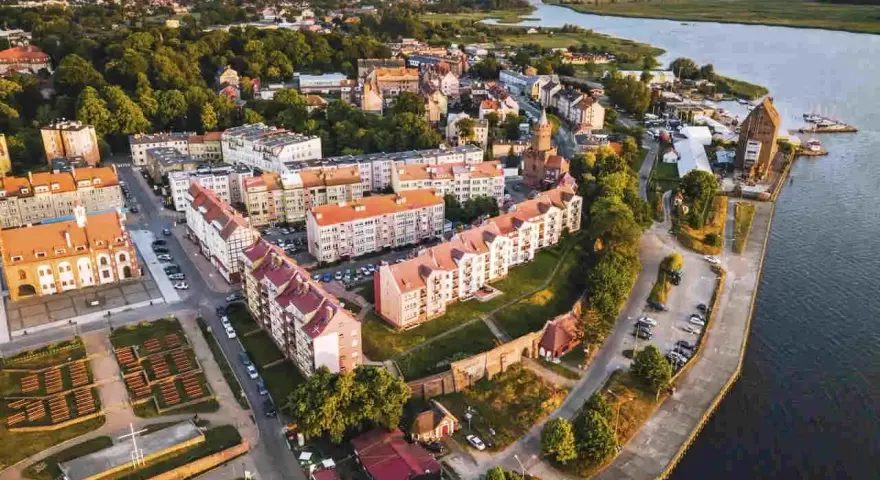 Kamień Pomorski: malownicze miasto nad wodą, idealne na rodzinne wycieczki. Atrakcje dla dzieci czekają!