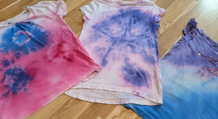 Batik-Shirts in Rosa, Lila und Blau, perfekt für das Batiken mit Kindern. Jedes Stück ein Unikat!