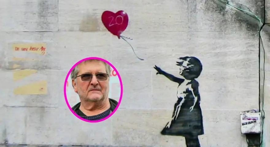 Visage de l'artiste Banksy superposé à son œuvre iconique "Girl with Balloon".