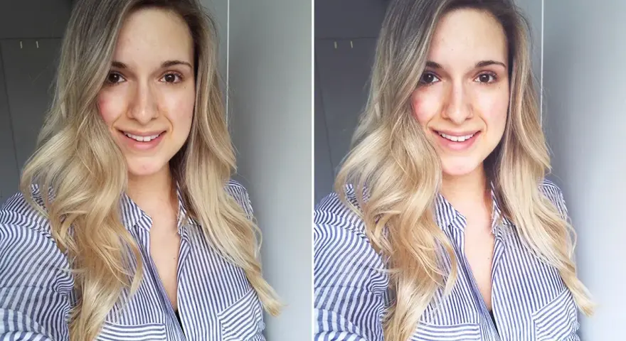 Uśmiechnięta blondynka w pasiastym, rozpiętym kołnierzyku robi sobie selfie.